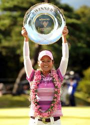 笑顔で優勝杯を掲げる宮里藍（撮影・小沢裕）
