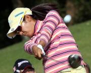 １６番、豪快にティーショットを放つ宮里藍（撮影・神戸崇利）