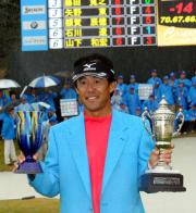 優勝した鈴木亨はカップを両手にニッコリ（撮影・外山哲司）