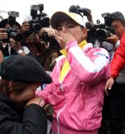 逆転賞金女王の横峯は涙を流し喜ぶ（撮影・藤尾明華）