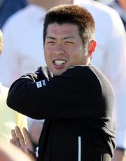 練習場で笑顔をみせる池田勇太(撮影・田崎高広)