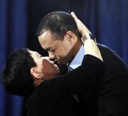 謝罪の声明を読み上げた後、母親と抱き合うウッズ（右）（ＡＰ）