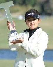 優勝トロフィーを掲げる北田(撮影・多田篤)
