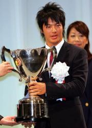 内角総理大臣杯を受け取る石川遼（撮影・野上伸悟）