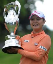 優勝カップを手に笑顔斉藤裕子 (撮影・今浪浩三)