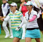 同組の宮里藍（右）と横峯さくらがラウンド中に話す（撮影・清水貴仁）