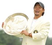 プレーオフを制した藤島豊和は優勝盾を抱え上げる(撮影・小沢裕)
