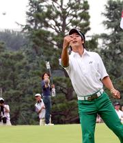 イーグルを決めた石川はギャラリーにボールを投げる（撮影・蔦林史峰）