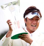 笑顔で優勝トロフィーを掲げる井上(撮影・蔦林史峰)