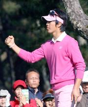 バーディーを奪い、ガッツポーズする石川遼（撮影・築山幸雄）