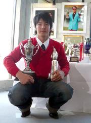 優勝時の写真やトロフィーの前でポーズを取る遼クン(撮影・阿部健吾)