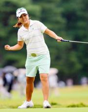 ９番でバーディーを奪いガッツポーズを見せる宮里美香（撮影・野上伸悟）