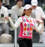笑顔を見せる有村は、１０アンダーで首位に立った（撮影・柴田隆二）