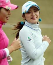 １３番でホールインワンを決めた宅島美香（右）（撮影・田崎高広）