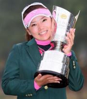 優勝した有村智恵はカップを手に笑顔(撮影・田崎高広)