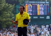 １８番ホール、パーパットを沈め優勝を決めた片山は歓喜のガッツポーズ