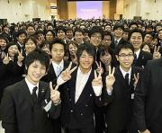 パナソニックの新入社員400人と記念写真に納まる石川遼