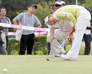 69をマークし3位に浮上した横峯さくらはラウンド後も入念にパット練習