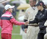 ホールアウトし、握手を交わす横峯さくら(左)と福嶋晃子