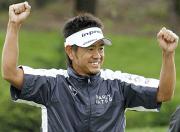 優勝を決め、18番でガッツポーズする藤田寛之(共同)