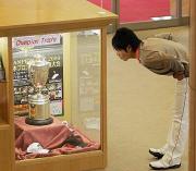 クラブハウスに飾られた優勝カップを食い入るように見つめる石川