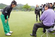 石川は尾崎将(右)に前々週の大会でのミスをわびる