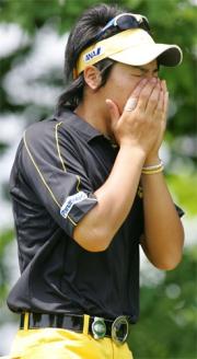 ラウンド中にせき込む石川遼（撮影・野上伸悟）