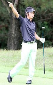 9番ホール、第2打を右に曲げ指さす石川。4オーバーと出遅れた