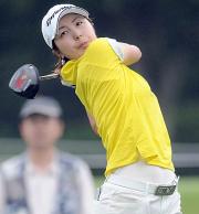 3番、ティーショットを放つ和田委世子(撮影・下田雄一)