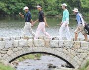 橋を渡る石川遼(左から2人目)。左から藤島豊和、1人おいて盧承烈