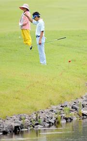 5番、ティーショットを池に入れボールをドロップする石川遼