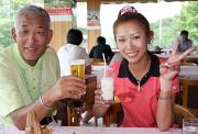 ビールの父弘吉さんとカンパイするソフトドリンクの金田久美子