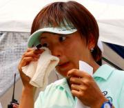 涙をタオルでぬぐう茂木宏美(撮影・神戸崇利)