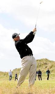 2番、ラフから第2打を放つグレグ・ノーマン(撮影・下田雄一)