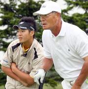 張本勲氏(右)とラウンドした石川遼(撮影・中島郁夫)