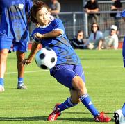 親善サッカーで、シュートを放つ上田桃子（撮影・下田雄一）