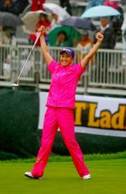 優勝し18番グリーンで万歳する古閑美保(撮影・野上伸悟)