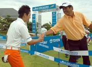 プロ初勝利を飾った石川遼(左)を祝福する加瀬秀樹(撮影・今浪浩三)