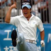 石川遼はラフから直接カップインのバーディーを決め歓喜のガッツポーズ
