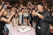 石川遼はカメラを持った女性ファンに囲まれ、バースデーケーキを食べる