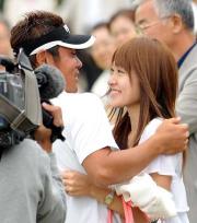 優勝し絢香夫人と抱き合う谷原（撮影・外山哲司）