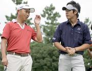 谷口徹（左）のアドバイスを真剣に聞く石川遼（撮影・蔦林史峰）