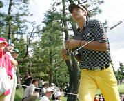 5番ホールへ向かう石川。初日イーブンパーで34位発進