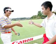 予選通過を逃した１３歳の伊藤誠道（右）と握手を交わす石川遼