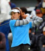 １番ホール、ティーショットを放つ日下部智子（撮影・柴田隆二）