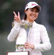 今季3勝目を挙げた古閑はカップを手にVサイン(撮影・柴田隆二)