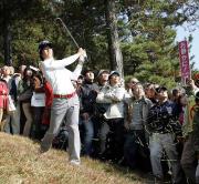 ３番ホール、ラフから第２打を放つ石川（撮影・蔦林史峰）