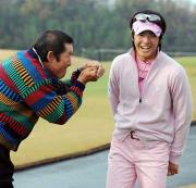 PRIDE王者シウバの挑発ポーズするジャンボ尾崎(左)に大笑いの石川