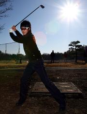 ラウンド前の素振りで打撃フォームのようなポーズを見せる石川遼