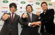 石川遼（左）は宮本会長（中央）、谷原副会長と気合の表情